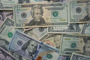 Dólar hoje sobe mais de 1% com risco político e preocupações com inflação no exterior