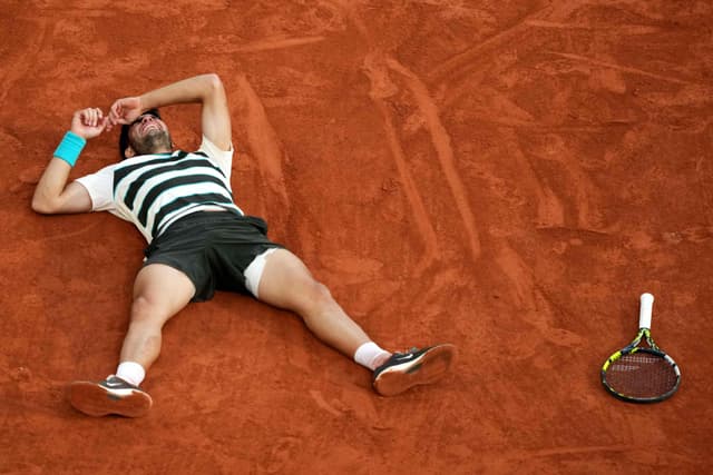 Carlos Alcaraz celebra a vitória no bicampeonato de Roland Garros após emocionante partida contra Jannik Sinner. Reprodução: Globo.