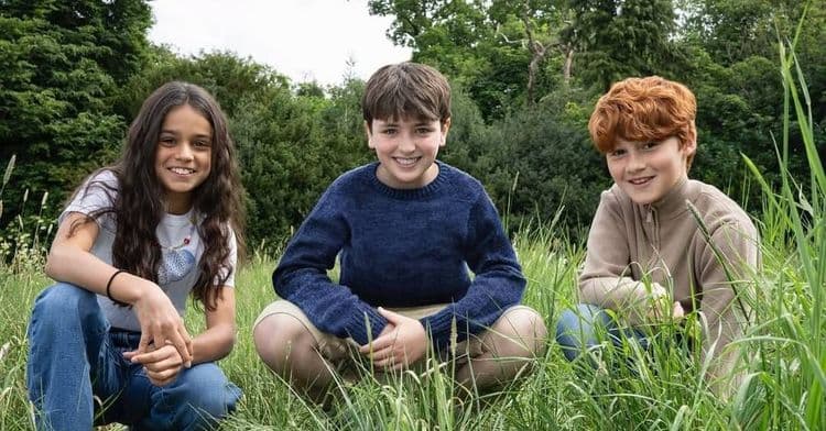 Dominic McLaughlin, Arabella Stanton e Alastair Stout são os novos protagonistas da série Harry Potter. Reprodução: Veja