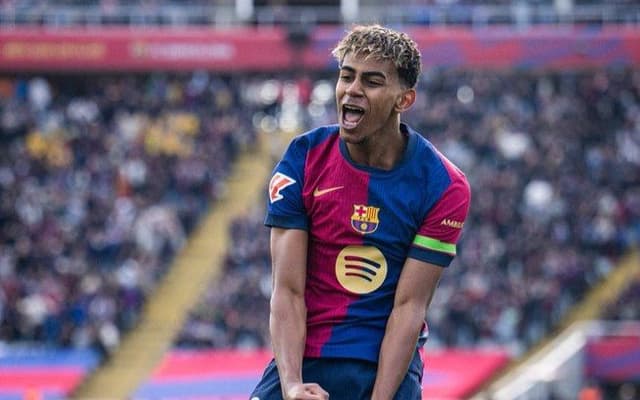 Lamine Yamal destaca-se ao receber a camisa 10 do Barcelona em meio a polêmicas. Reprodução: iG