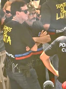 Policiais civis formam cordão humano em protesto controverso em frente à Procuradoria Geral do Estado. Legenda da imagem. Reprodução: Coluna Labafero