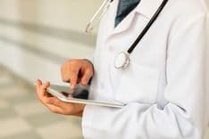 Médico consulta prontuário digital para agilizar atendimento em projetos de integração de saúde. Reprodução: Globo.