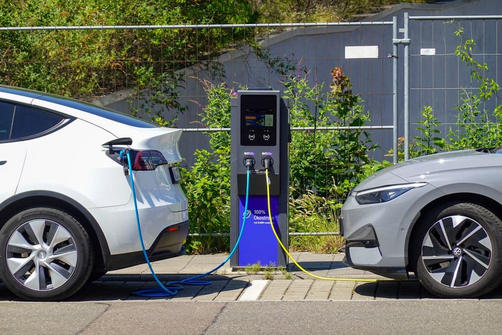 A compra de veículos elétricos se torna urgente antes do fim do crédito fiscal de $7,500. Legenda da imagem. Reprodução: Business Insider
