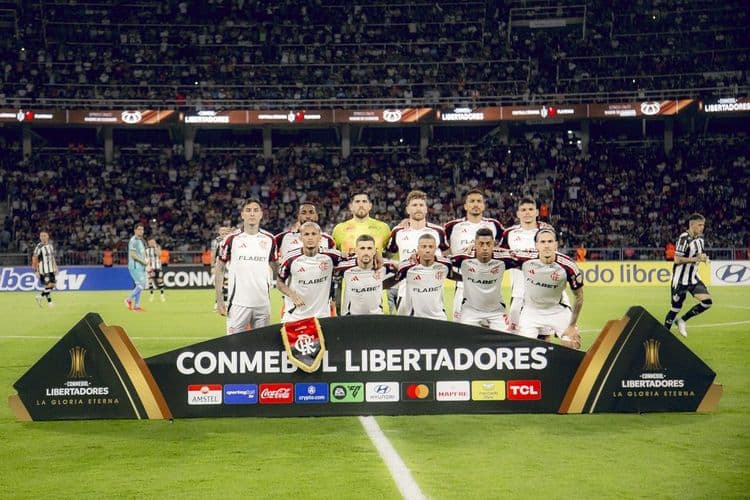 Goleiro argentino do Flamengo e jogadores retornam seguros para casa após incidente. Reprodução: Globo