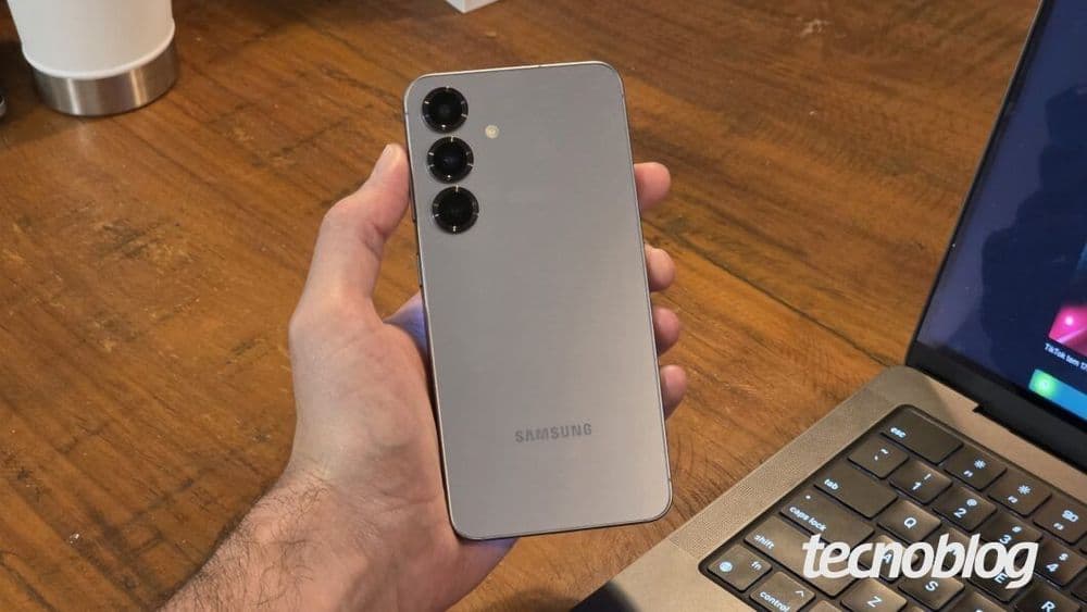 Mão segura o Galaxy S25, que pode ganhar recarga sem fio com ímãs. Reprodução: Tecnoblog