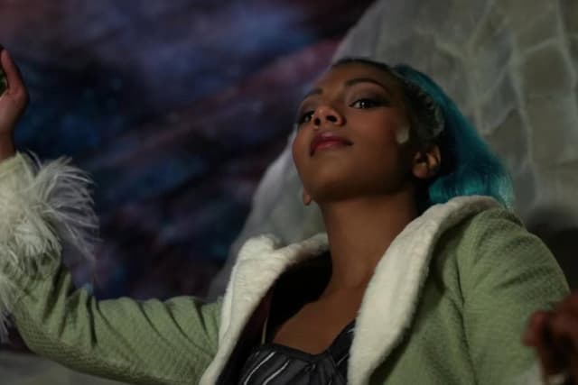 Elenco da adaptação live-action de One Piece defende Chandran, que será Miss Wednesday na segunda temporada.; Reprodução: Gizmodo