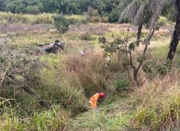 Capotamento de carro na BR-365 em Patrocínio deixa uma mulher morta e dois homens feridos. Reprodução: Globo