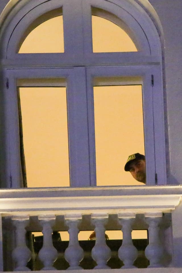 Michael Polansky é flagrado próximo à varanda da suíte da namorada. Reprodução: Globo