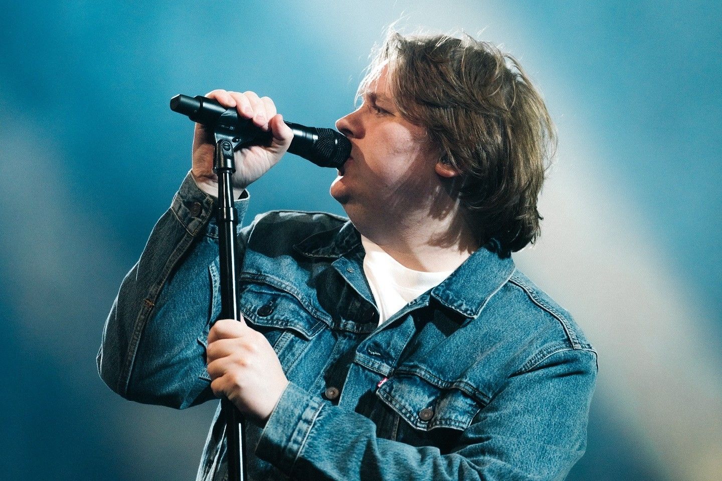 Lewis Capaldi no Lollapalooza 2026, pausa pela Síndrome de Tourette. Reprodução: Gshow