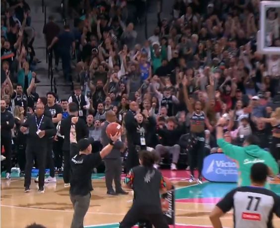 Torcedor faz cesta do meio da quadra e fatura R$ 55 mil em jogo da NBA. Reprodução: Ge