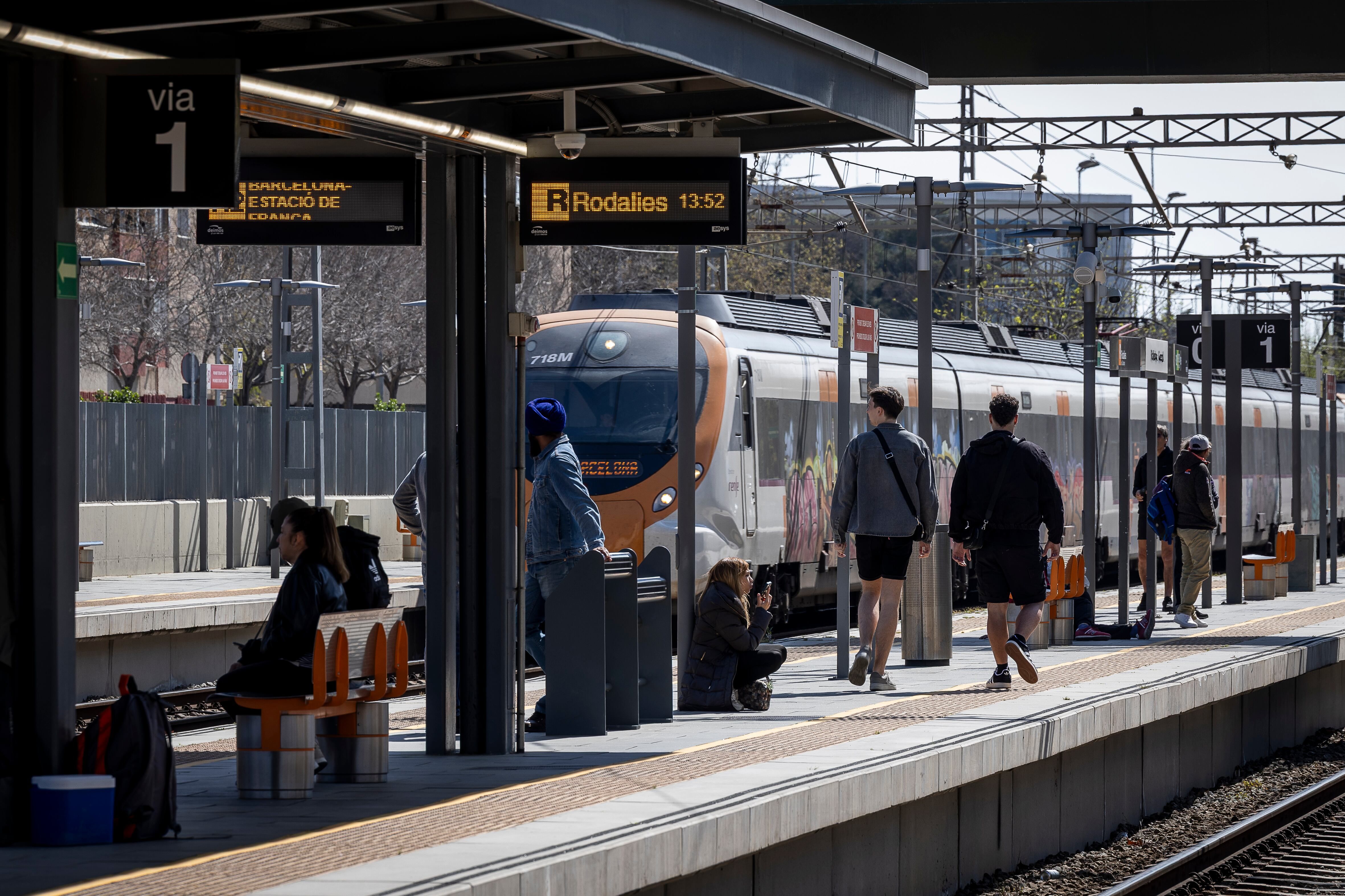 [Telas que mentem e megafones quebrados marcam a crise das Rodalies]. Reprodução: Elpais