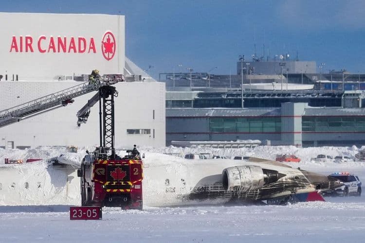 Avião da Delta capota em Toronto e passageiros sobrevivem