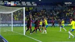 Kerolin contra Linda Caicedo duelam na semifinal da Copa América Feminina. Reprodução: Globo