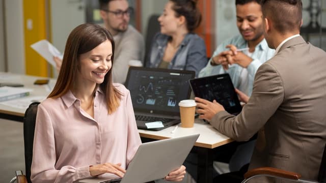 Laboratório de informática moderno ilustra tecnologia que impulsiona varejo e inovação. Legenda da imagem. Reprodução: Retorno do item 11