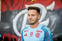 Saúl Ñíguez e Emerson Royal são apresentados à torcida do Flamengo no Maracanã. Reprodução: Globo
