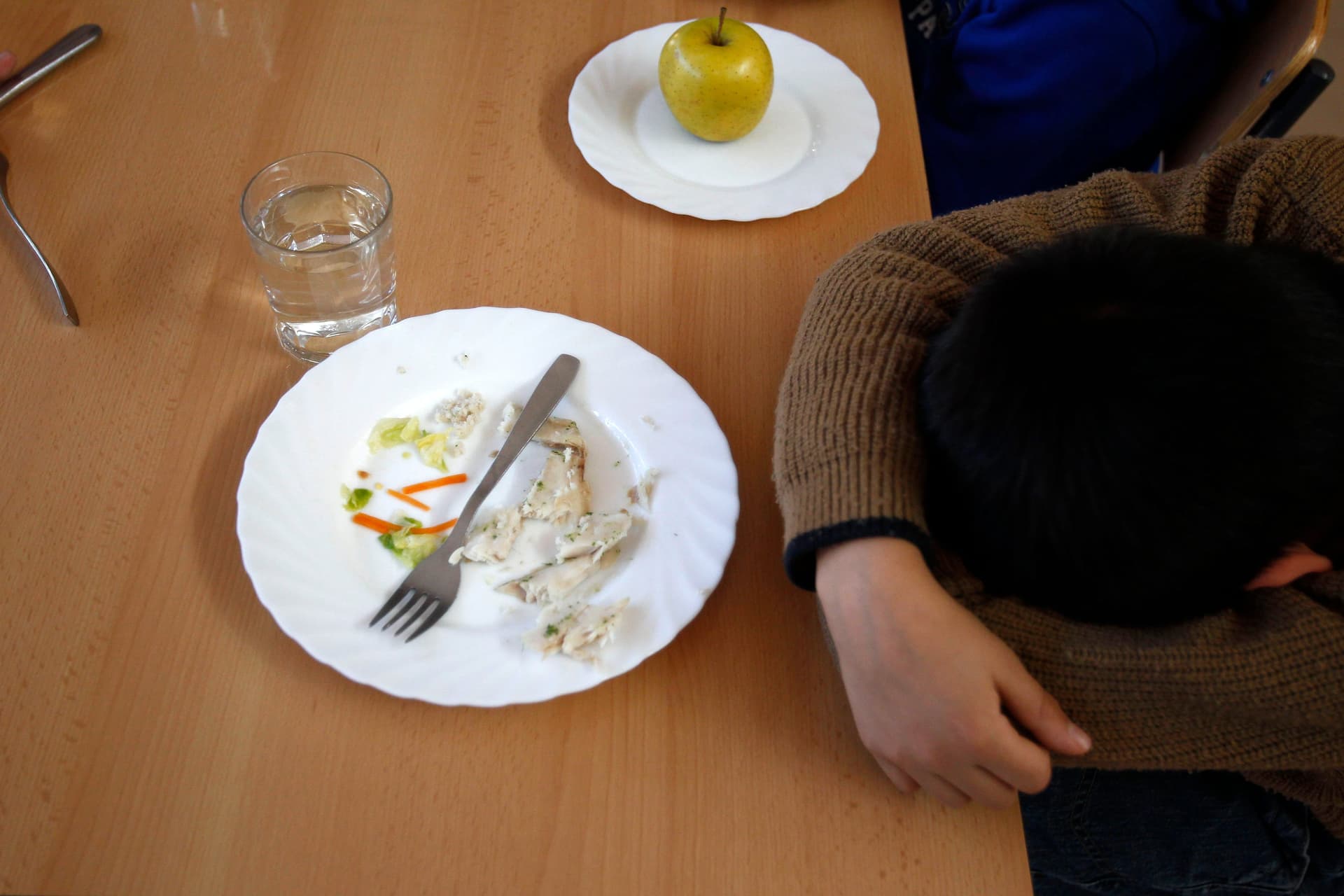 Estudante no refeitório escolar de Madrid; apenas 1.182 alunos recebem o café da manhã escolar. Reprodução: Retorno do item 11