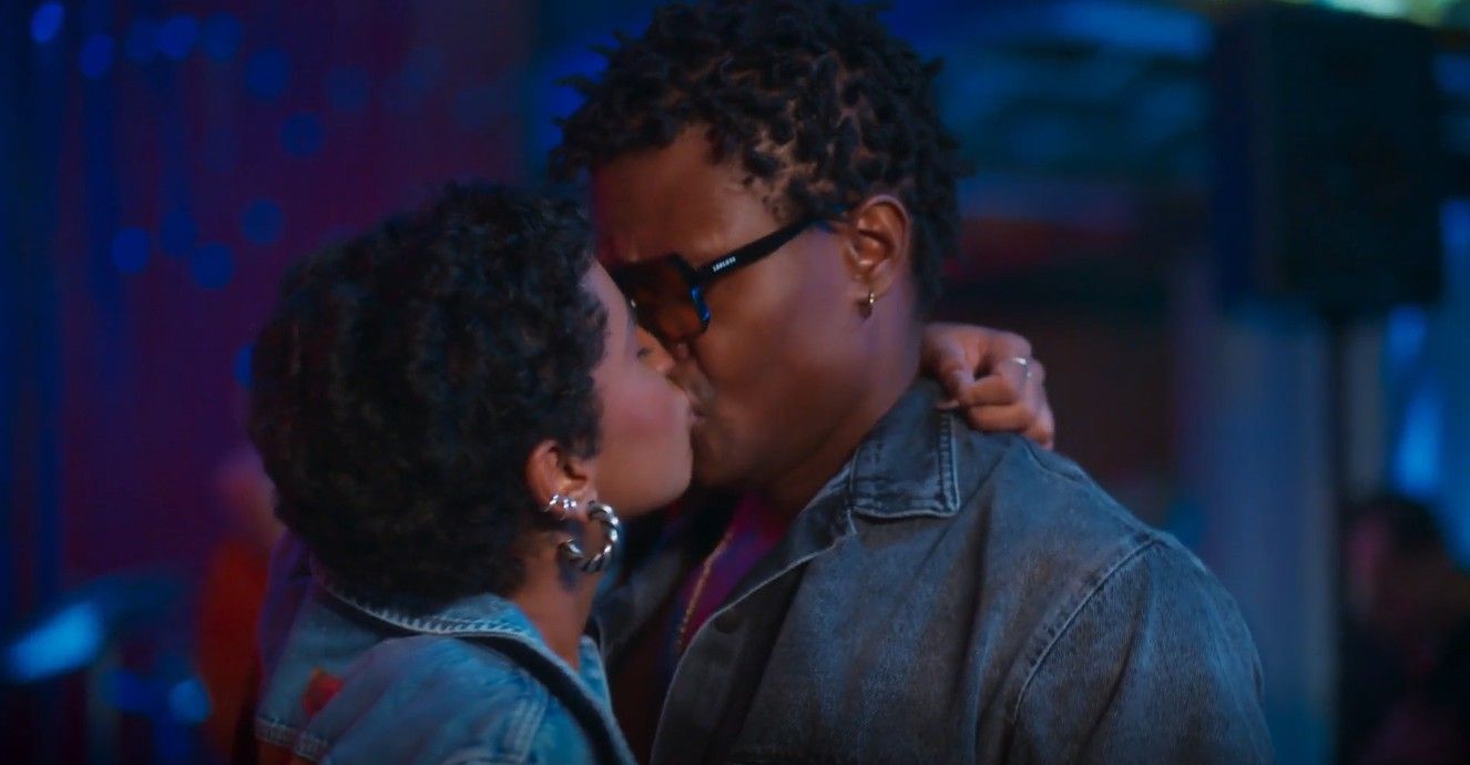 [Eduarda dança com Leandro enquanto eles se beijam]. Reprodução: Gshow