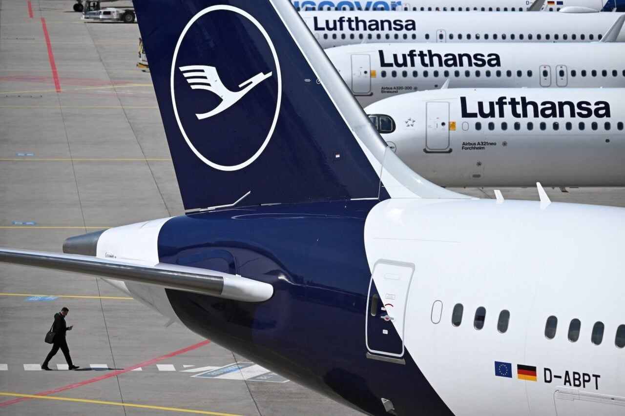 [Avião da Lufthansa em aeroporto antecipa escassez de combustível para jatos na Europa em seis semanas]. Reprodução: Gizmodo