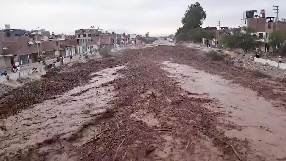 Enxurrada em Nazca assusta moradores e causa estragos