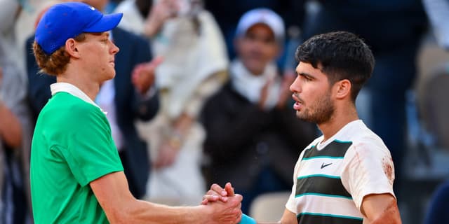 Jannik Sinner e Carlos Alcaraz se cumprimentam após a final do Aberto da França de 2025. Reprodução: Business Insider