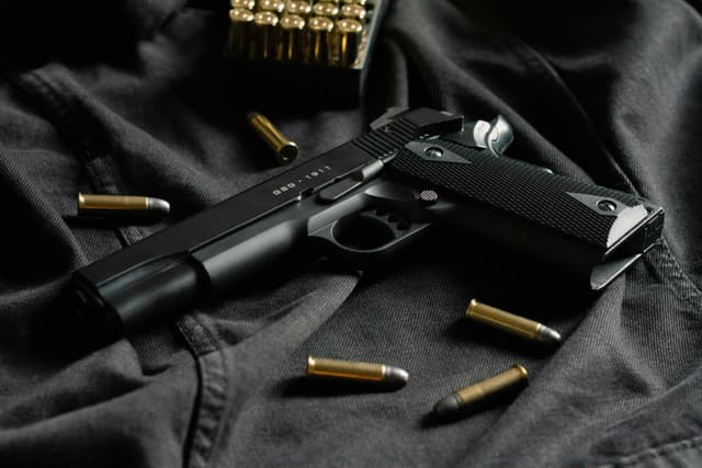 Armas de fogo em casa elevam o risco de suicídio e de comportamentos abusivos, aponta revisão. Reprodução: Globo