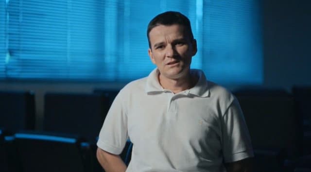 Francisco Mairlon deixa a Papuda abraçado pela família após condenação anulada pelo STJ. Reprodução: Retorno do item 11