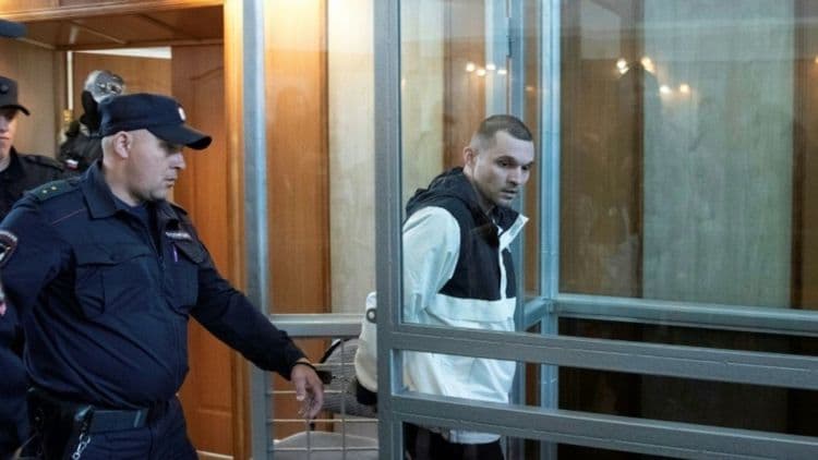 Tribunal russo reduz pena de soldado americano condenado por ameaçar e roubar namorada. Reprodução: AFP