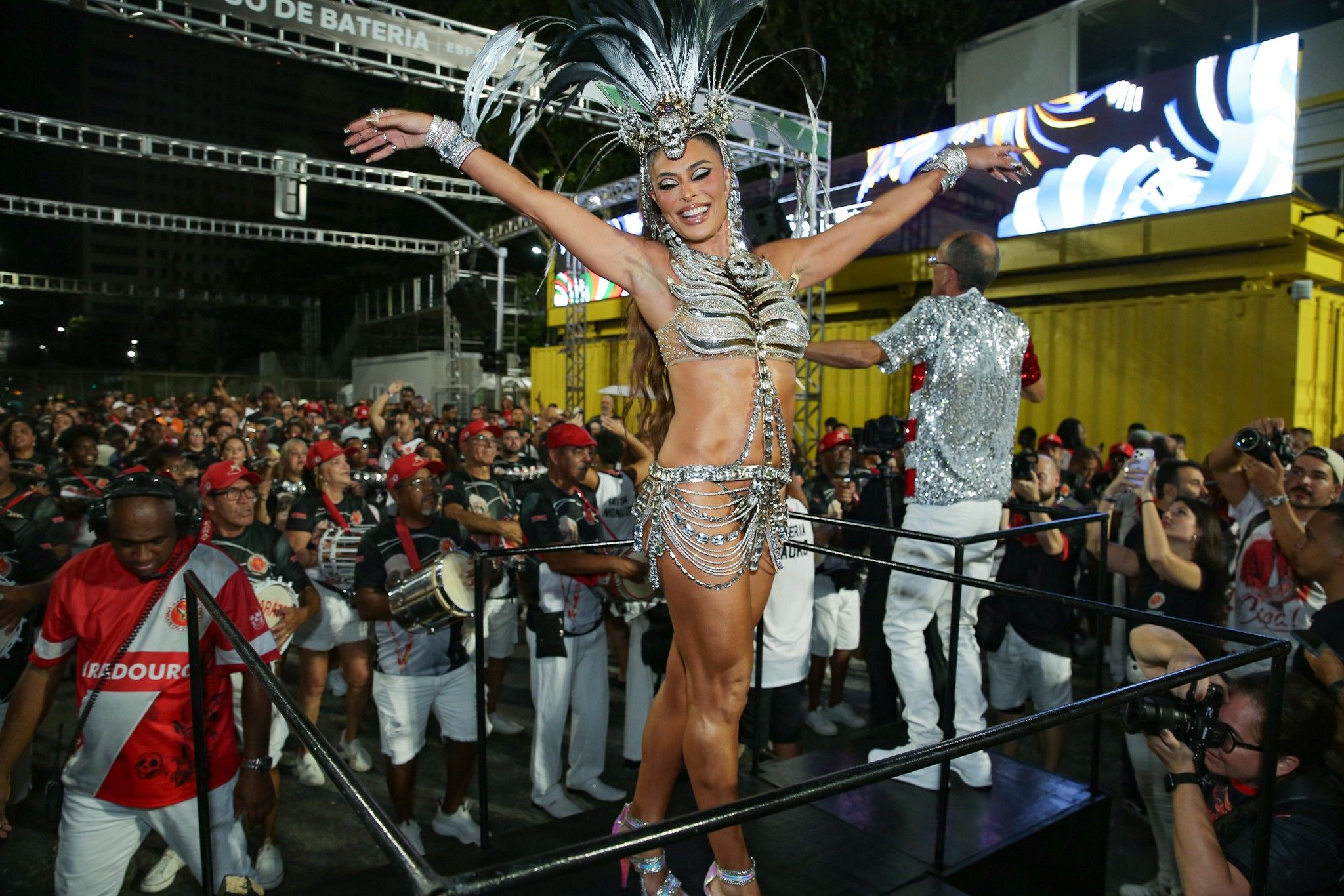Juliana Paes retorna à Sapucaí e se emociona no desfile. Reprodução: Gshow