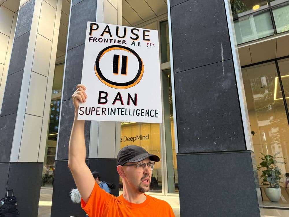 Protestos por mais transparência em IA diante do escritório do Google DeepMind em Londres.; Reprodução: Hugh Langley/Business Insider