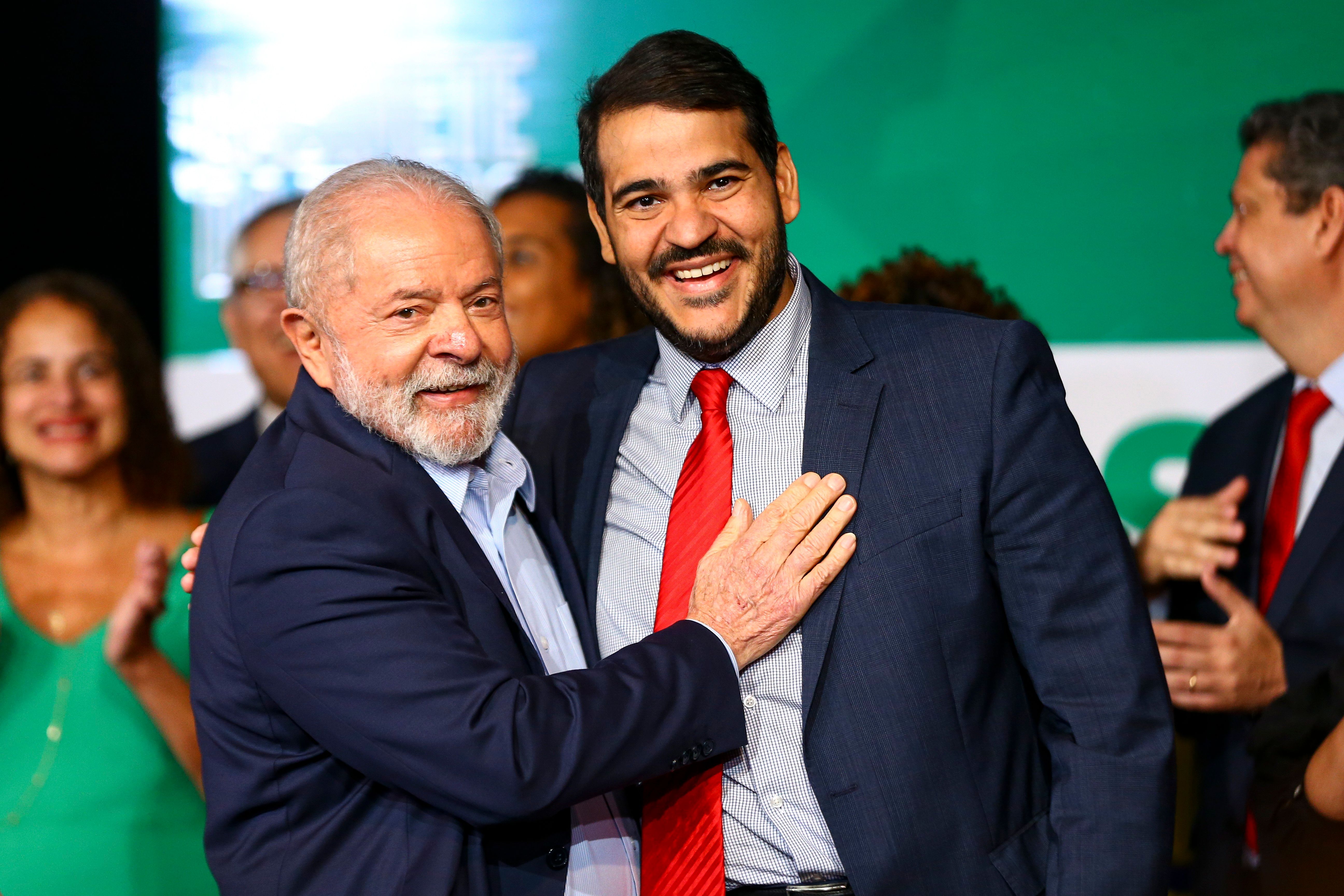 Lula ao lado do futuro ministro da Advocacia-Geral da União. Reprodução: Oglobo