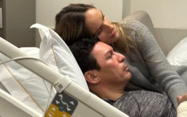 Lúcio e sua esposa, Marília, juntos em leito de hospital após acidente. Reprodução: iG