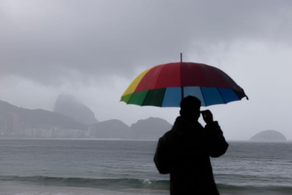 Frente fria traz chuva e baixas temperaturas ao Sudeste do Brasil. Legenda da imagem. Reprodução: Globo