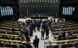 Plenário da Câmara dos Deputados discute redistribuição das vagas conforme dados populacionais. Reprodução: CNN Brasil