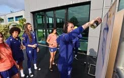 Atletas da seleção brasileira de futebol fazem atividade artística antes da Copa América Feminina.; Legenda da imagem. Reprodução: Lívia Villas Boas/CBF