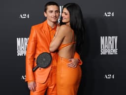 Timothée Chalamet e Kylie Jenner em destaque na première de Marty Supreme. Reprodução: Gshow