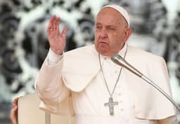 Papa Francisco tem noite tranquila durante tratamento hospitalar