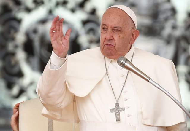 Papa Francisco tem noite tranquila durante tratamento hospitalar