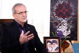 Masoud Pezeshkian, presidente do Irã, fala sobre tentativa de assassinato em entrevista a Tucker Carlson. Reprodução: Globo