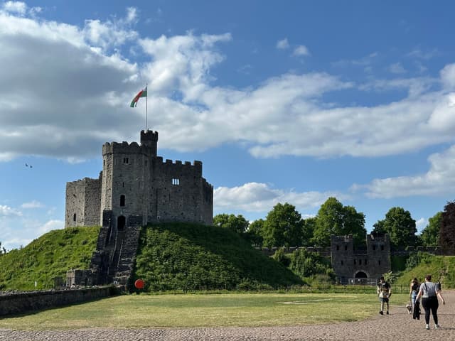 Cardiff Castle no centro da cidade, cercado por jardins. Reprodução: Retorno do item 11