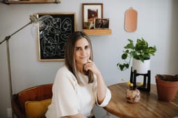 A autora mostra suas melhores aquisições de itens de segunda mão, incluindo cadeiras e decorações. Reprodução: Kolina Cicero