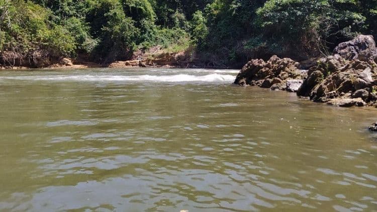 Corpo da vítima desaparecida no rio é encontrado no início da noite.; Reprodução: iG