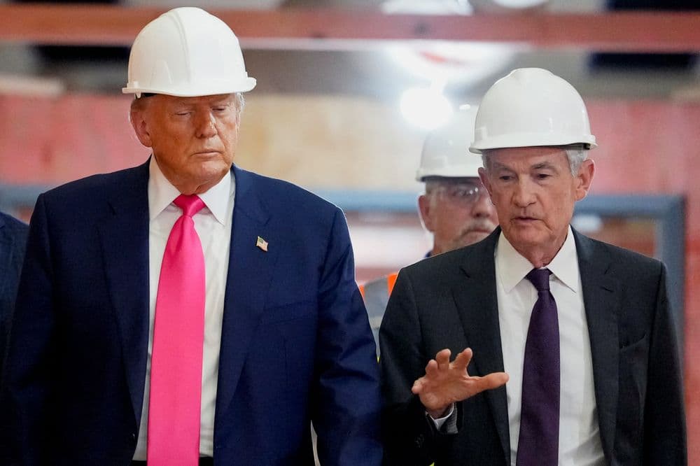 Trump visita o Federal Reserve pela primeira vez em 20 anos, discutindo renovações e taxas de juros. Legenda da imagem. Reprodução: Business Insider