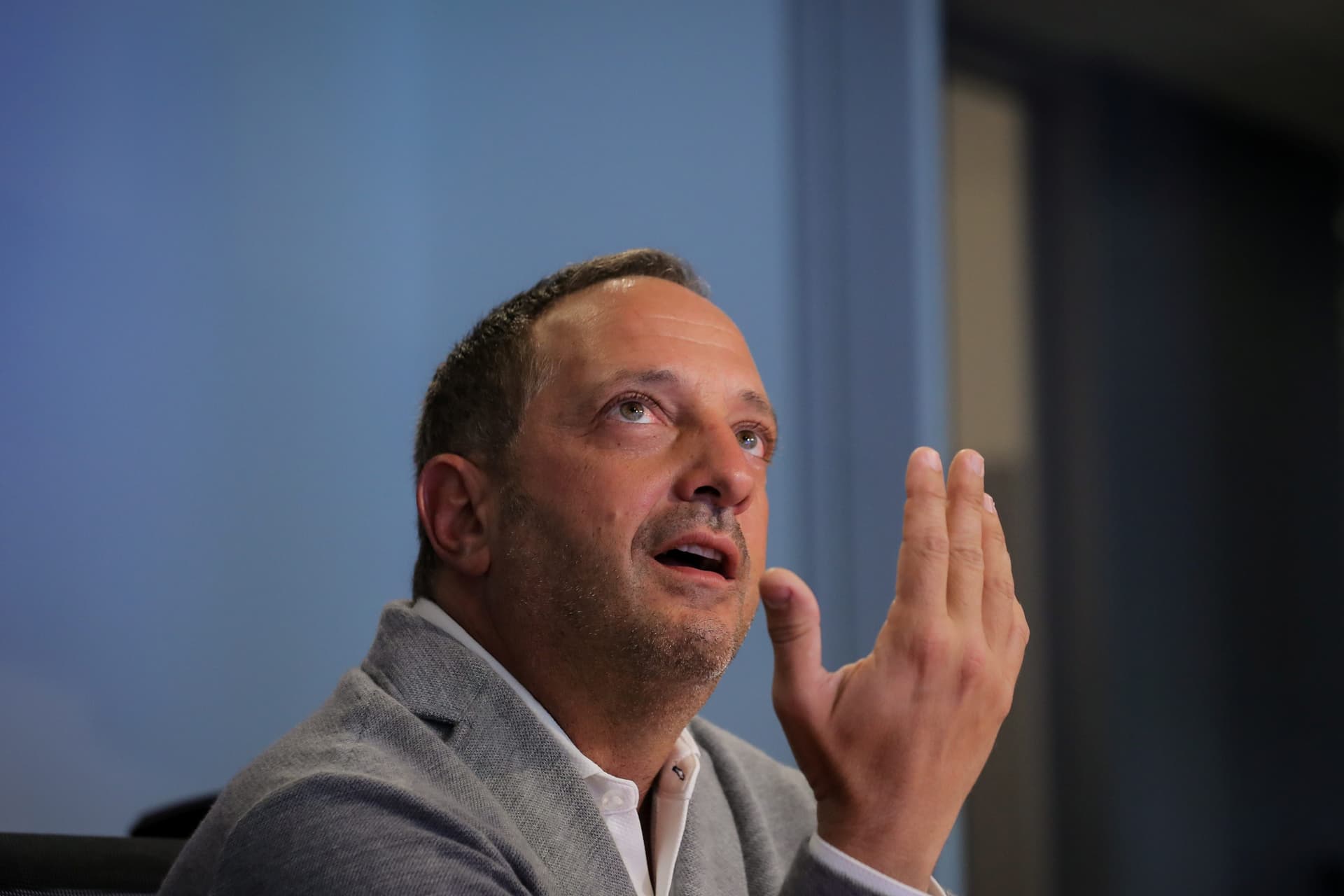 Andrew Left comenta sobre a exagerada valorização das ações da Palantir em evento de investimentos. Reprodução: Reuters