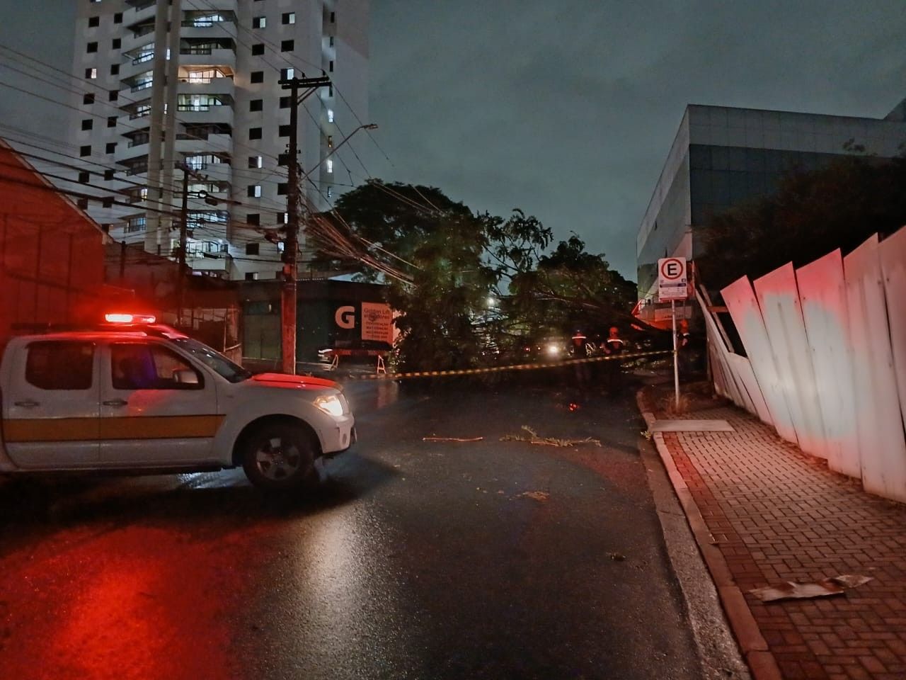 Árvore caída e alagamentos marcam chuva no Alto Tietê. Reprodução: G1