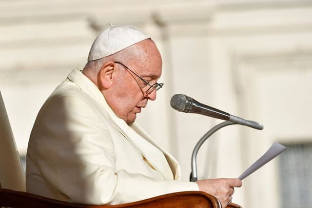 Papa Francisco agradece orações e critica guerra na Ucrânia