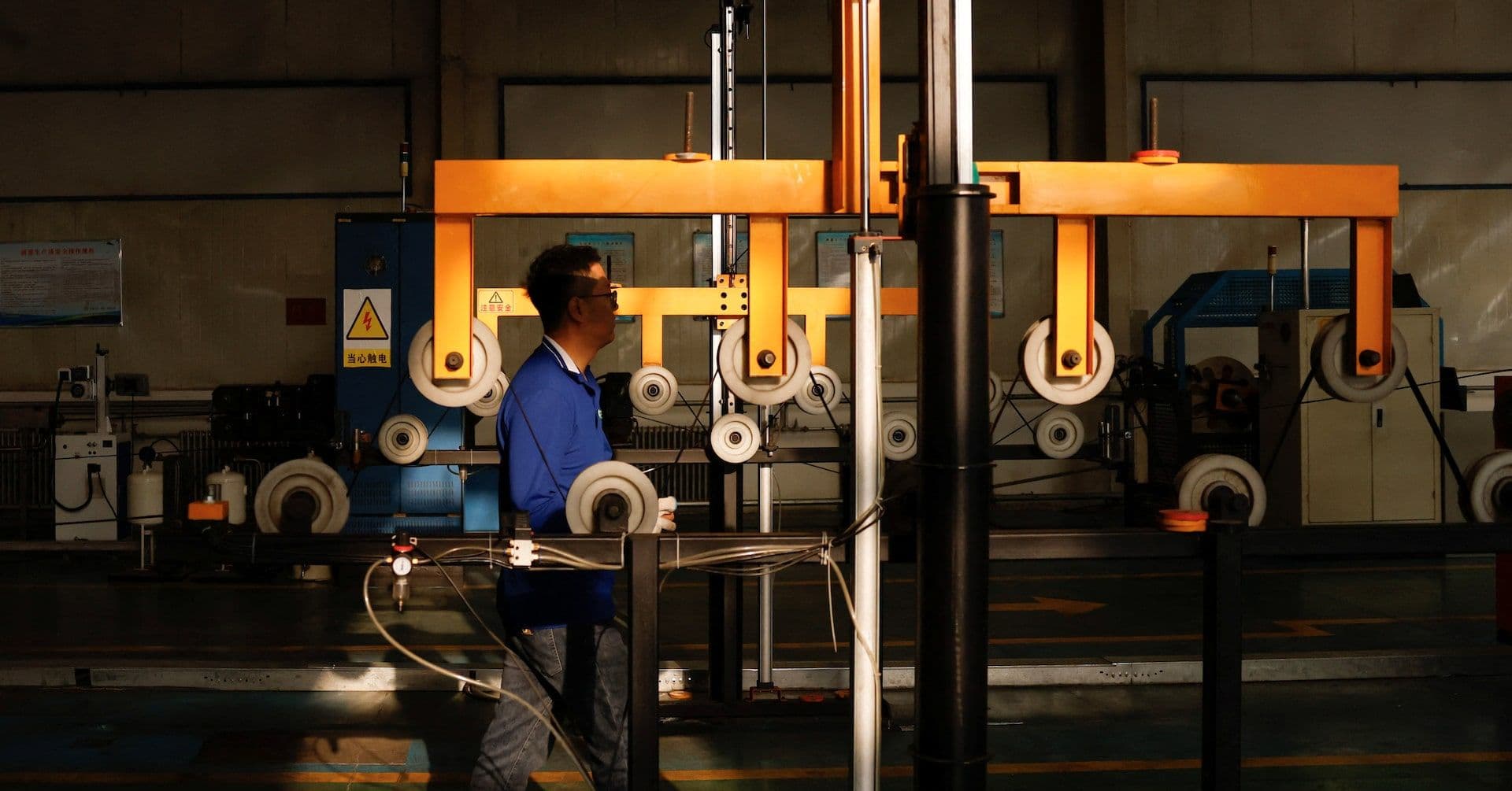 Aceleracao da Fabrica Chinesa Impulsiona Exportacoes e Desafios