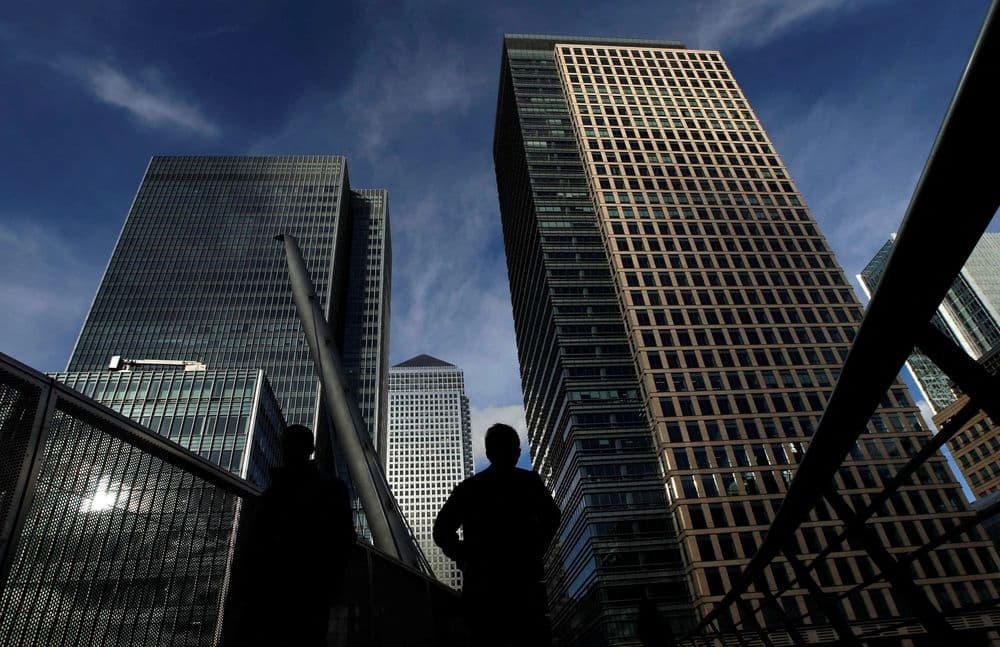 Trabalhadores em Londres simbolizam a discussão sobre a redução da jornada semanal de trabalho. Reprodução: Business Insider