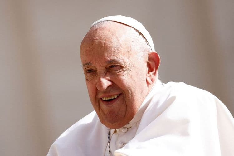 Estado de saúde do Papa Francisco apresenta leve melhora