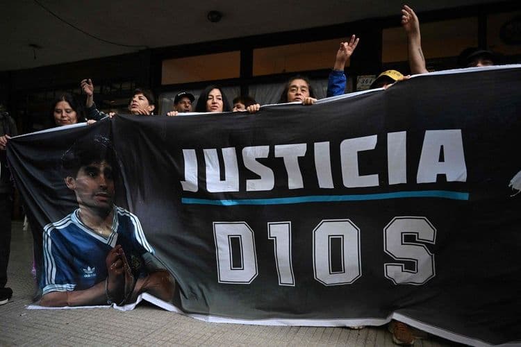 Início do julgamento sobre a morte de Maradona