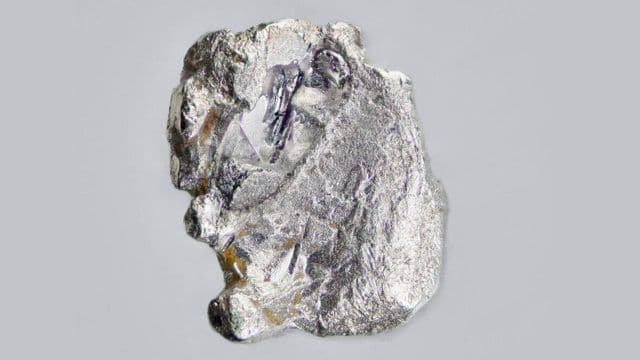 Novo mineral encontrado na Rússia pode conduzir eletricidade sem perdas, revolucionando a tecnologia. Reprodução: IGN Brasil